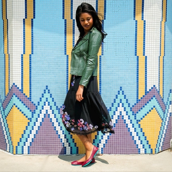 Tieks Burgundy Ballet Flats w/Accessories - Picture 2 of 11